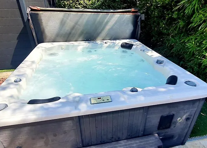 Apartment For 4 With Garden And Jacuzzi شقة Fréjus