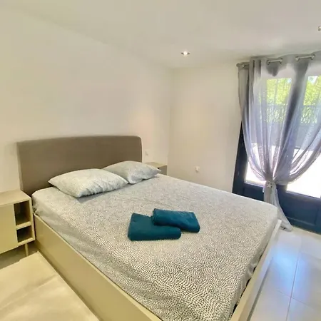 Apartment Apartment For 4 With Garden And Jacuzzi