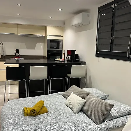 Апартаменты For 4 With Garden And Jacuzzi Фрежюс